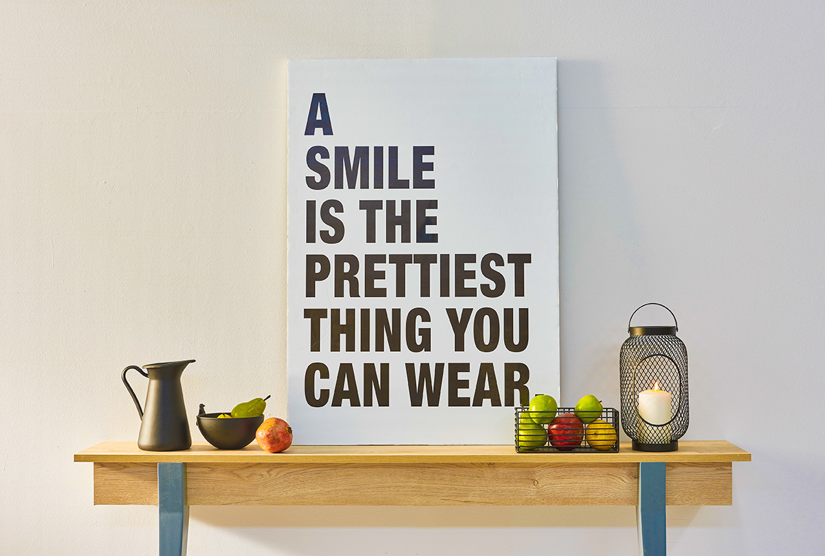 Английские фразы. A smile is the prettiest thing you can wear